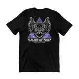 Remera negra de algodón con estampado en la espalda de un murciélago dentro de un triángulo con texto en letras góticas.