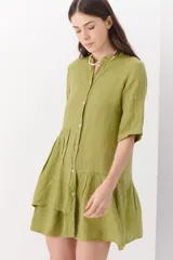 Vestido blanco de lino con cuello mao, manga corta y corte evasé.