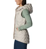 Chaleco Columbia para mujer modelo Delta Ridge II Down, color beige con diseño acolchado. Cuenta con capucha, cierre frontal con broches a presión, bolsillos laterales con cierre y logo de la marca bordado en el pecho. El forro termorreflectivo Omni-Heat™ retiene el calor corporal. El aislamiento de plumón con relleno de 650 pulgadas cúbicas atrapa más calor.