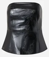 Blusa corta de cuero sintético negro, sin mangas, con cuello alto de encaje y cierre lateral con cremallera.