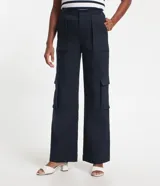 Pantalón recto de sarga color azul marino, con trabillas en la cintura, bolsillos cargo laterales y cierre delantero con botón y cremallera.