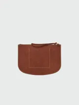 Clutch Longchamp modelo Épure, color marrón cuero, con cierre de broche metálico dorado.
