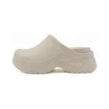 Zueco color beige con plataforma y diseño robusto.