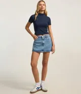 Remera marrón de ribana con cuello alto y mangas cortas.