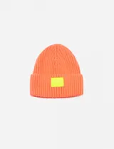Gorro de lana tejido a punto color celeste, con etiqueta rectangular amarilla en el frente.