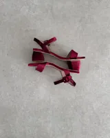 Sandalia de tacón bajo, color fucsia, con correa ajustable y diseño elegante.