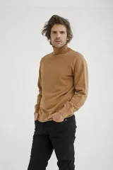Sweater color marrón claro de punto con cuello alto.