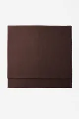 Bufanda rectangular color marrón chocolate, confeccionada en mezcla de viscosa con acabado desflecado.