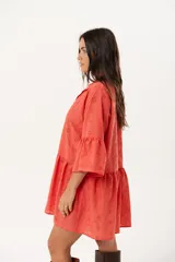 Vestido corto color coral con cuello mao, botones hasta la cintura y mangas con volados.