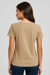 Remera color tostado con cuello en V y mangas cortas.