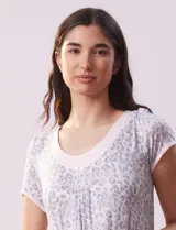 Camisón corto de tejido soft con estampado de rosas azules, escote redondo con ribete gris y mangas cortas.