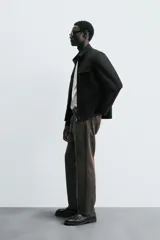 Pantalón de jean celeste de corte recto, con cinco bolsillos, efecto lavado y cierre frontal con botones.