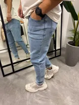 Pantalón jean skinny celeste claro, de corte ajustado.
