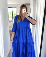 Vestido túnica azul eléctrico con escote en V y mangas 3/4.