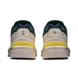 Championes urbanos The Roger Advantage 2, color blanco con detalles en verde y amarillo.