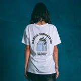 Remera blanca de corte recto con cuello redondo y logo de la marca estampado en el pecho.