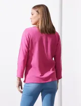 Blusa rosa con escote en V, mangas 3/4 japonesas y nudo en el ruedo.