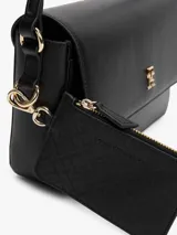 Cartera mensajera negra de poliuretano con monograma TH en la parte delantera. Tiene asa superior, correa textil trenzada ajustable y extraíble, compartimento principal, bolsillo interior con cremallera, bolsillo interior abierto y monedero extraíble con cremallera.