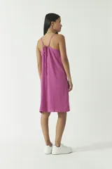 Vestido corto negro de algodón con escote en V y tirantes finos.