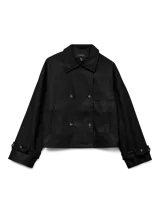 Trench corto negro con doble botonadura, solapa invertida, bolsillos frontales y mangas anchas con trabillas ajustables.