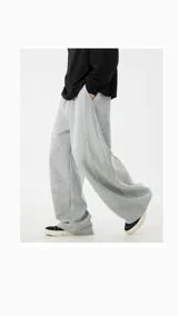 Pantalón deportivo gris de corte ancho, con bolsillos laterales y cintura elástica.