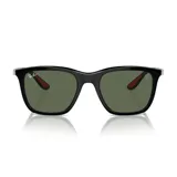Lentes de sol Ray-Ban con montura cuadrada negra y lentes verdes.