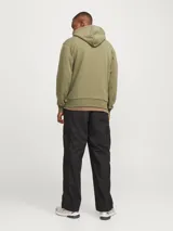 Canguro verde oliva con capucha, manga larga y logo estampado en el pecho.