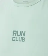 Musculosa deportiva sin mangas, color verde menta, con cuello redondo y un pequeño estampado centrado en el pecho con el texto "RUN CLUB".