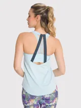 Musculosa deportiva negra de calce regular, cuello redondo y sisas amplias.