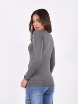 Remera básica de manga larga color gris oscuro, con escote redondo.