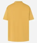 Remera de algodón peruano color mostaza, de corte recto, cuello redondo y manga corta.
