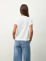 Remera blanca de algodón con cuello redondo y detalle de strass plateado.