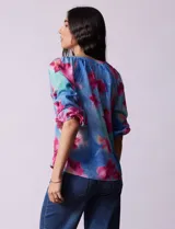 Blusa de gasa estampada marca Sioni, con cuello a la base y escote en V. Tiene mangas 3/4 con terminación fruncida.