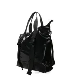 Bolso tipo shopper de charol color negro, con doble asa de mano, correa bandolera ajustable y desmontable, y detalles de hebillas decorativas.