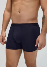 Pack de dos bóxers largos, uno blanco y otro negro, confeccionados en algodón y elastano, con cintura elástica personalizada.