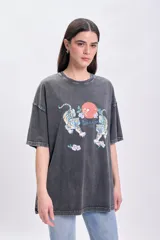Remera manga corta oversize gris oscuro con estampa de tigres y flores.