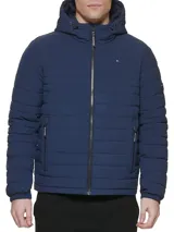 Campera acolchada azul marino con capucha, cierre frontal con cremallera y bolsillos laterales con cierre.