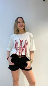 Remera blanca de algodón de corte oversize con estampado de tres peces rojos.