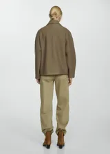 Chaqueta marrón de tejido mezcla de lana con forro interior, cuello camisero, cierre delantero con cremallera, dos bolsillos laterales y diseño oversize.
