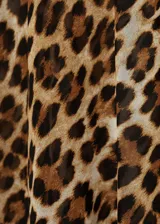 Blusa de poliéster con estampado animal print, corte recto, cuello redondo y mangas largas.