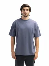 Remera de manga corta, cuello redondo y corte oversized, color gris azulado con efecto lavado.