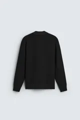 Polo de hombre regular fit, tejido de punto con mezcla de viscosa, color negro. Tiene cuello solapa con cierre frontal de cremallera, manga larga y acabados en rib.