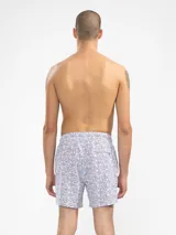 Short de baño rosado con estampado de lunares blancos, cintura elástica con cordón ajustable, bolsillos laterales y trasero con cierre, y suspensor de malla fina hipoalergénica.