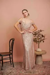 Vestido largo de fiesta con lentejuelas color rose, escote cruzado y corte sirena.