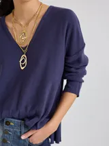 Buzo azul marino de tejido de punto con escote en V y mangas largas.