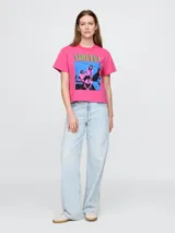 Remera rosa con estampado de la banda Nirvana y logo en verde y celeste.