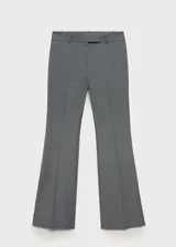 Pantalón gris acampanado de tiro medio con trabillas, bolsillos traseros de ribete y cierre oculto de botón, gancho y cremallera.