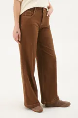 Pantalón de jean marrón de lino con corte recto y costuras a contraste.