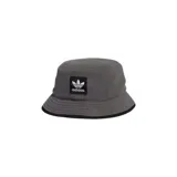 Gorro tipo bucket Adidas gris de polar con logo bordado en blanco. Lado reversible en color negro con logo blanco bordado.