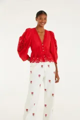 Pantalón blanco de sarga de pierna ancha con bordado floral de rosas rojas. Presenta un corte holgado y cintura alta.